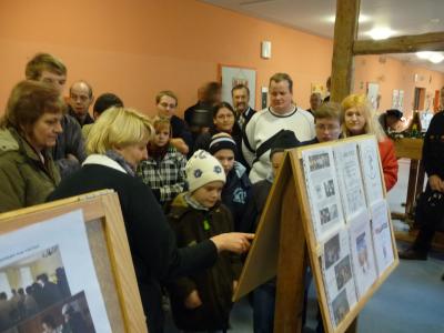 Junge Sammler beim Rundgang