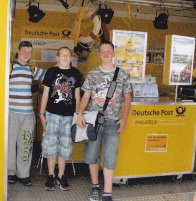Gruppenfoto beim Stand der Deutschen Post