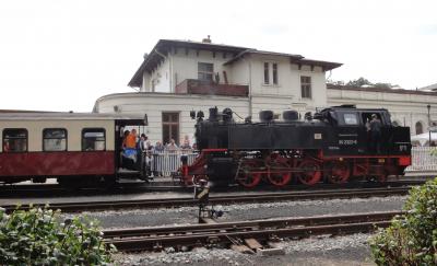 Dampfeisenbahn Molli beim Ankoppeln auf dem Bahnhof Bad Doberan